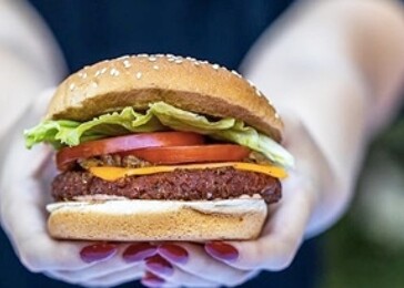 Rostlinné burgery zasytí víc než masové